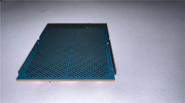 觸點燒穿還能開機！記憶體連續烤機16小時：AMD Ryzen 9800X3D針腳燒出黑痕