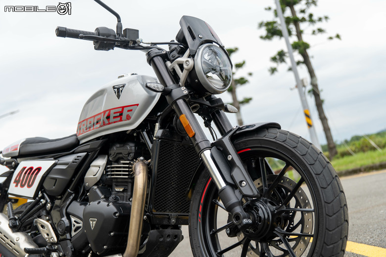 點我看大圖 Triumph Tracker 400 試駕|賽事基因入都會,滑胎英姿傲群雄