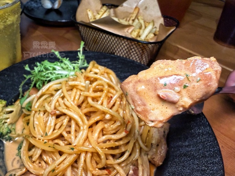 逢甲巷弄深夜微醺食堂,義大利麵份量多又好吃,八種口味可以挑選