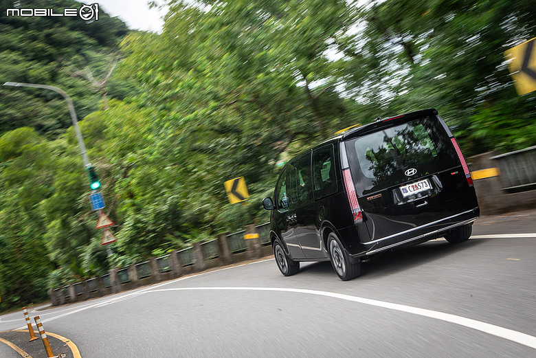 Hyundai 小改款 Staria CEO 試駕|油電上身,舒適升級、節能添利!