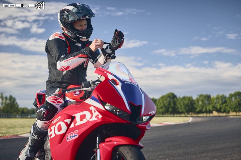 點我看大圖 本田發表 2027 年式雙四缸仿賽陣容,CBR500R FOUR 配備 E-Clutch 登場,CBR600RR 戰力同步升級