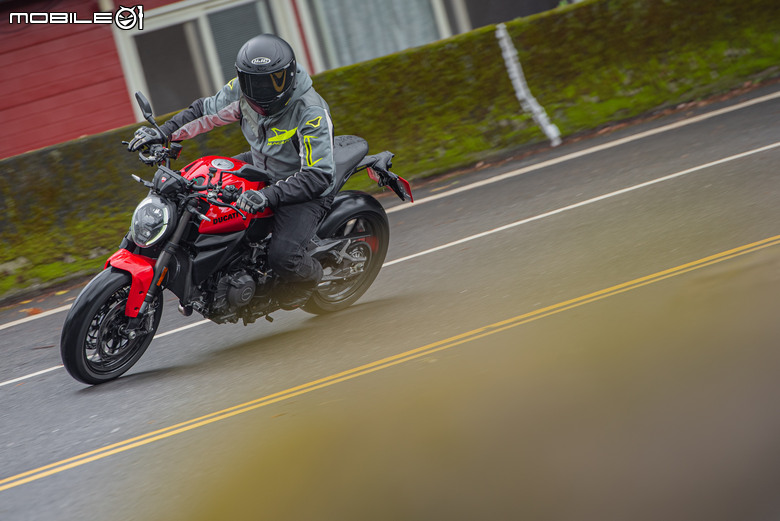 DUCATI Monster 試駕報告｜鮮明區隔車系差異，一台擁抱新手的DUCATI