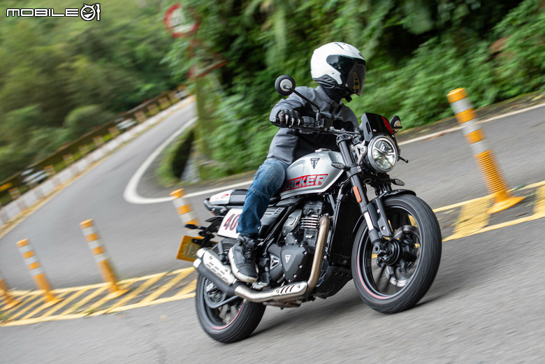 點我看大圖 Triumph Tracker 400 試駕|賽事基因入都會,滑胎英姿傲群雄