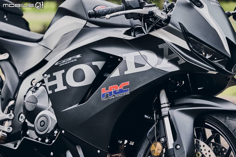 點我看大圖 本田發表 2027 年式雙四缸仿賽陣容,CBR500R FOUR 配備 E-Clutch 登場,CBR600RR 戰力同步升級