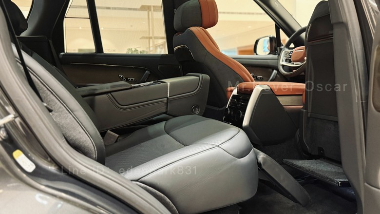 展間直接規劃頂級車款的區域Range Rover P615 SV SWB