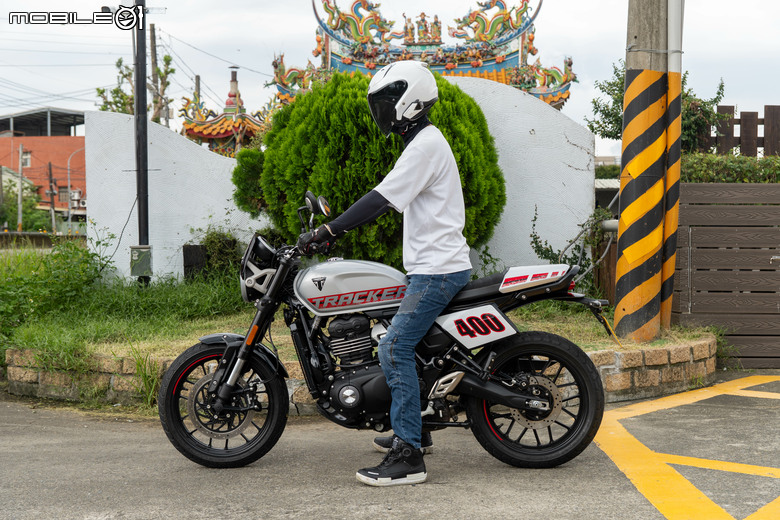 點我看大圖 Triumph Tracker 400 試駕|賽事基因入都會,滑胎英姿傲群雄
