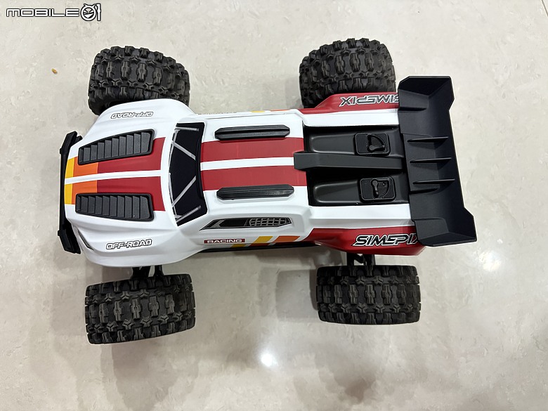 MJX Hyper Go 18208 開箱心得:1/18 四驅越野遙控車,兩套車殼、兩顆電池的入門款