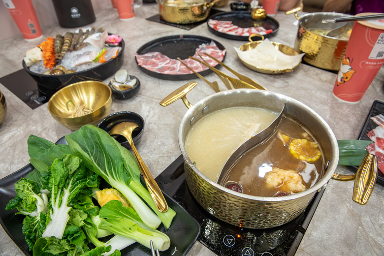 博愛路上的桃金鍋物美食歇腳，新光三越的童心漫步