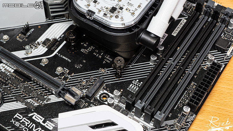 【開箱】水泵升級、加大螢幕 | CORSAIR iCUE LiNK TITAN II 360 RX LCD WHITE