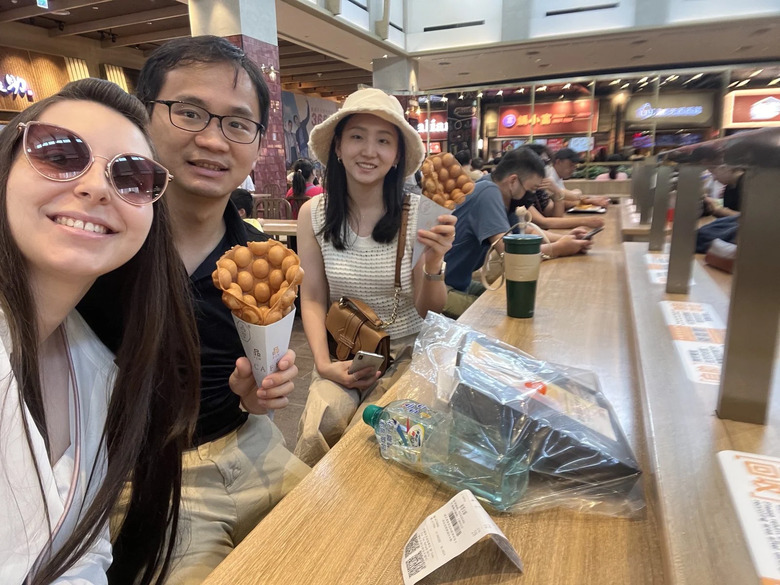 台中港三井 Outlet 散步：港邊合照、雞蛋仔與摩天輪下的傍晚
