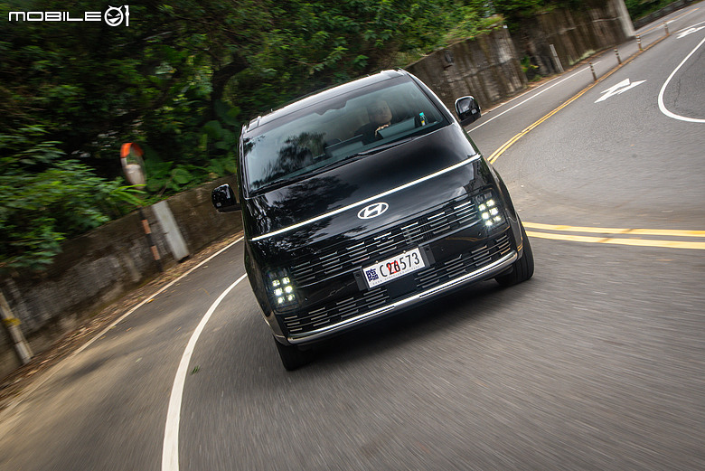 Hyundai 小改款 Staria CEO 試駕|油電上身,舒適升級、節能添利!