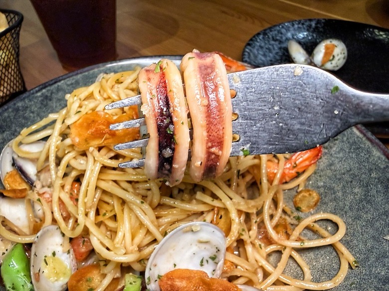 逢甲巷弄深夜微醺食堂,義大利麵份量多又好吃,八種口味可以挑選
