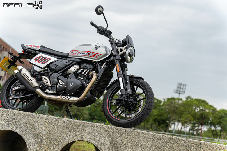 點我看大圖 Triumph Tracker 400 試駕|賽事基因入都會,滑胎英姿傲群雄