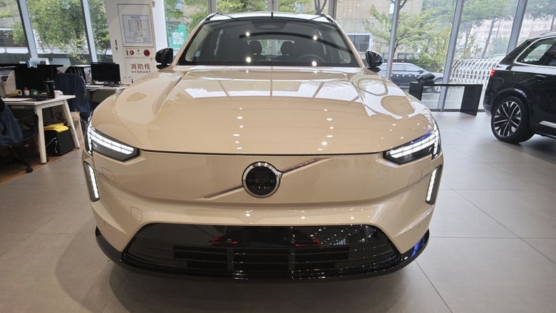 在最危險的天、開著最安全的車、聽著最棒的音響 - Volvo EX90 Ultra 六人座賞車 & Plus版試駕 (含音響試聽影片分享)