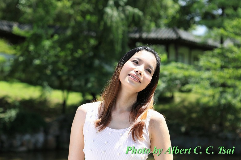 點我看大圖 【人像美學】古典園林裡的情感與光影:Canon 5D3 人像外拍光影紀實(搭配 24-70mm / 70-200mm)