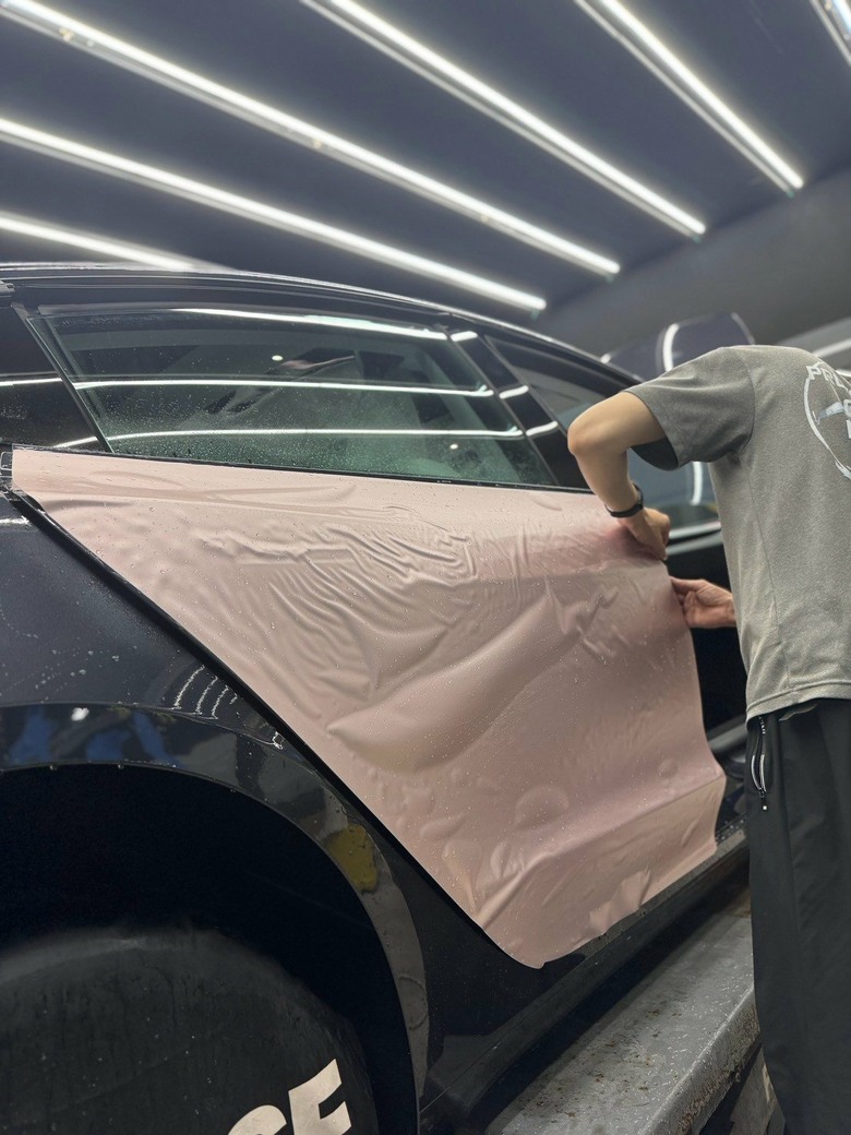 [分享] 嘉義汽車包膜分享｜Model 3 改色包膜｜BASF 緞面粉紅改色犀牛皮