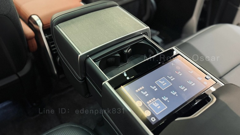 展間直接規劃頂級車款的區域Range Rover P615 SV SWB
