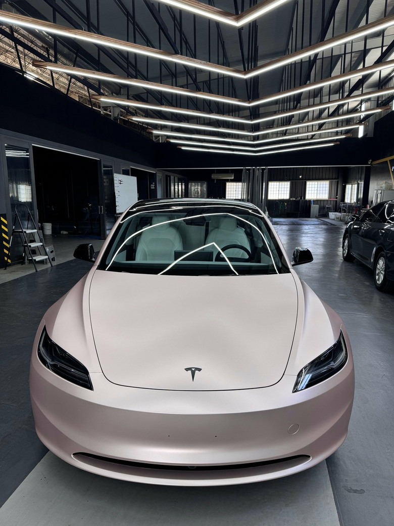 [分享] 嘉義汽車包膜分享｜Model 3 改色包膜｜BASF 緞面粉紅改色犀牛皮