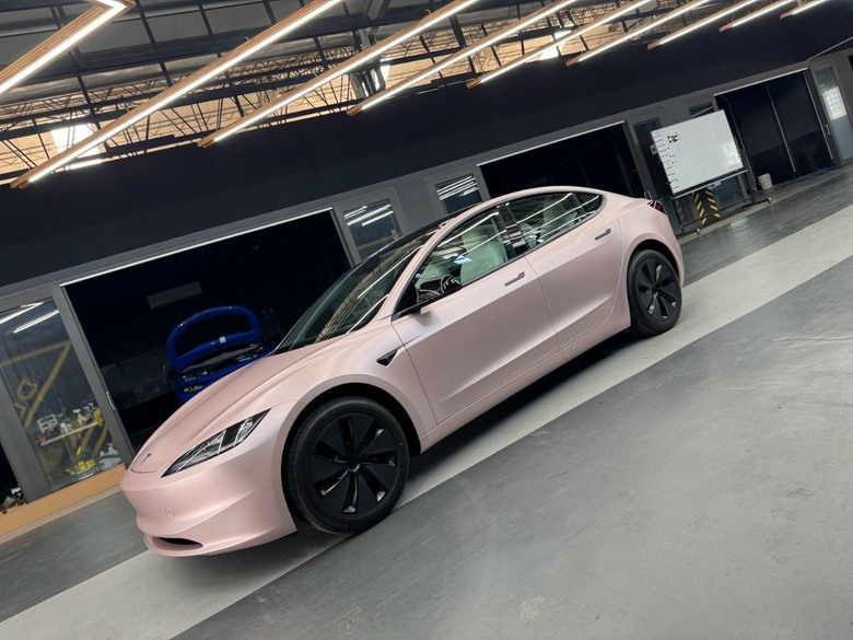 [分享] 嘉義汽車包膜分享｜Model 3 改色包膜｜BASF 緞面粉紅改色犀牛皮