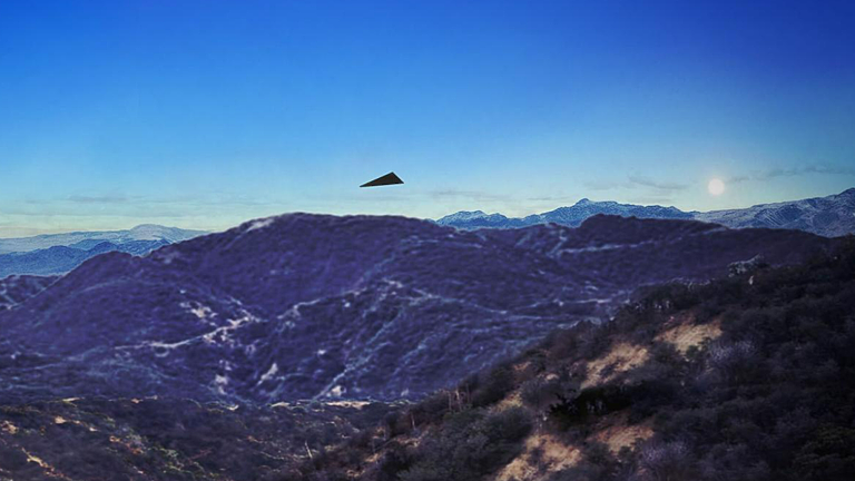 點我看大圖 美驚見「黑色三角形UFO」速度媲美戰機3度掠過美軍基地