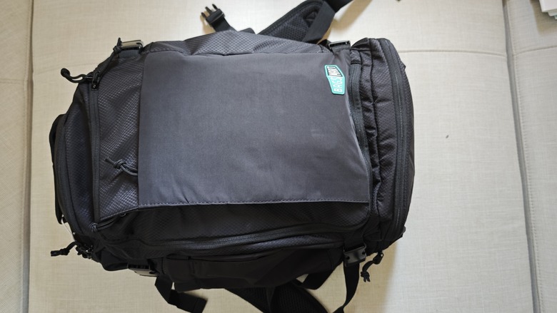 集合大容量/多收納/防盜防潑水等功能於一身的機能性包包 - BAGSMART 38L旅人防盜擴充後背包Pro開箱分享