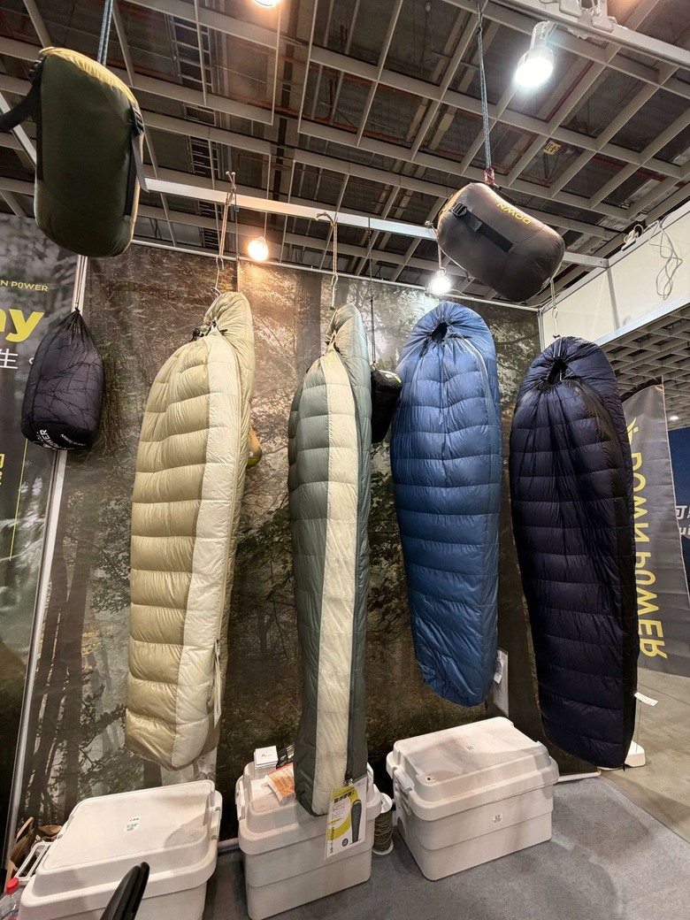戶外展逛到腳痠但挖到不少好東西！3D mats三代梯、充氣床墊、匹克球超好玩