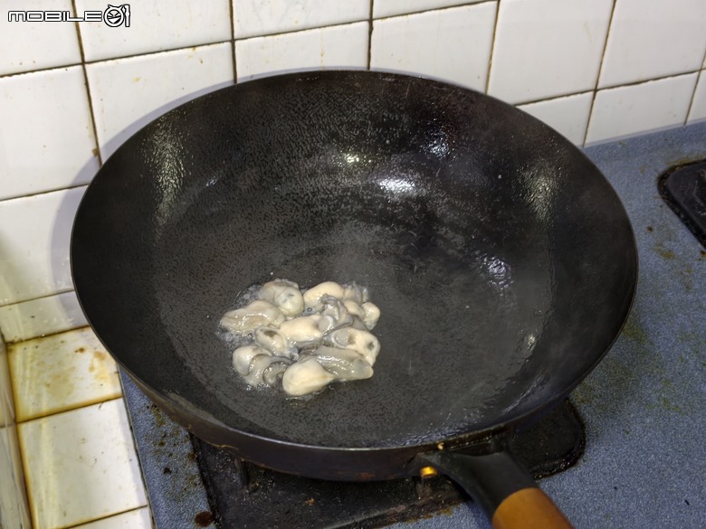 蚵仔煎試作，因為颱風天的菜市場，海鮮大抛售