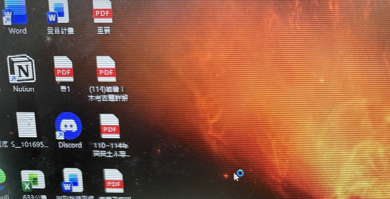 筆電螢幕出現一條一條的