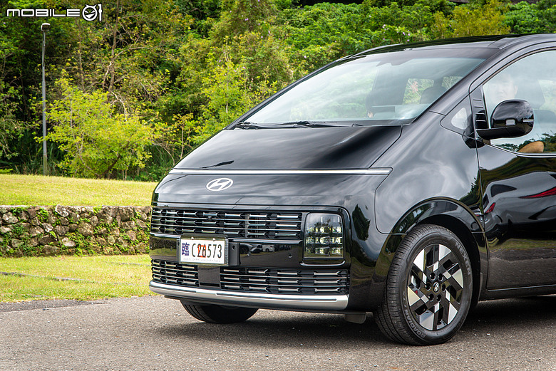 Hyundai 小改款 Staria CEO 試駕|油電上身,舒適升級、節能添利!