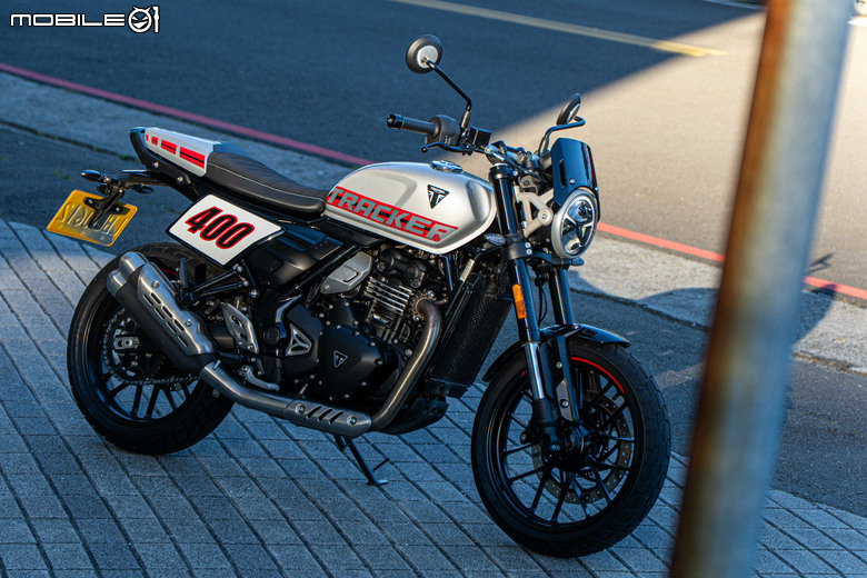 點我看大圖 Triumph Tracker 400 試駕|賽事基因入都會,滑胎英姿傲群雄