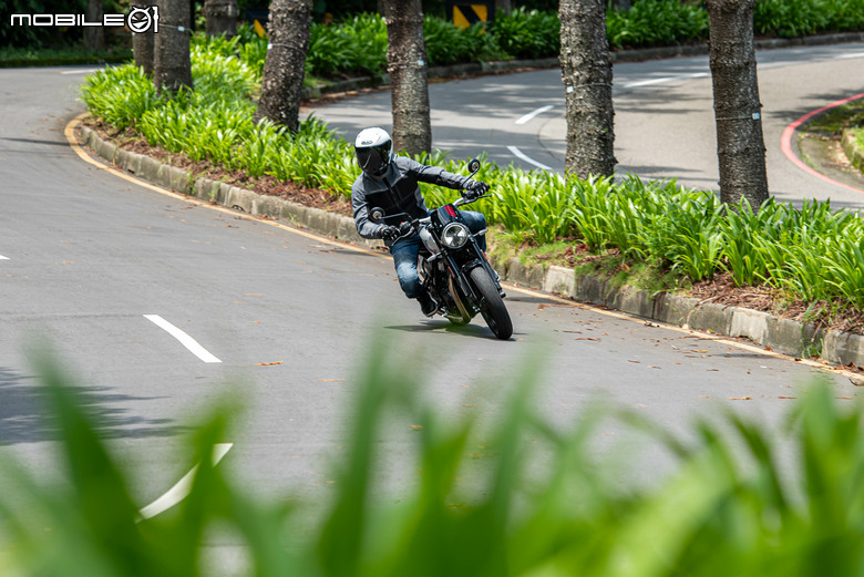 點我看大圖 Triumph Tracker 400 試駕|賽事基因入都會,滑胎英姿傲群雄