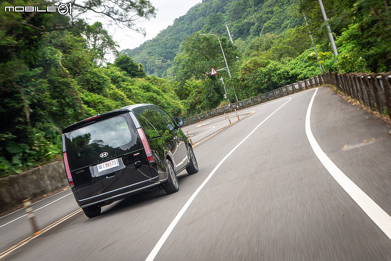 Hyundai 小改款 Staria CEO 試駕|油電上身,舒適升級、節能添利!
