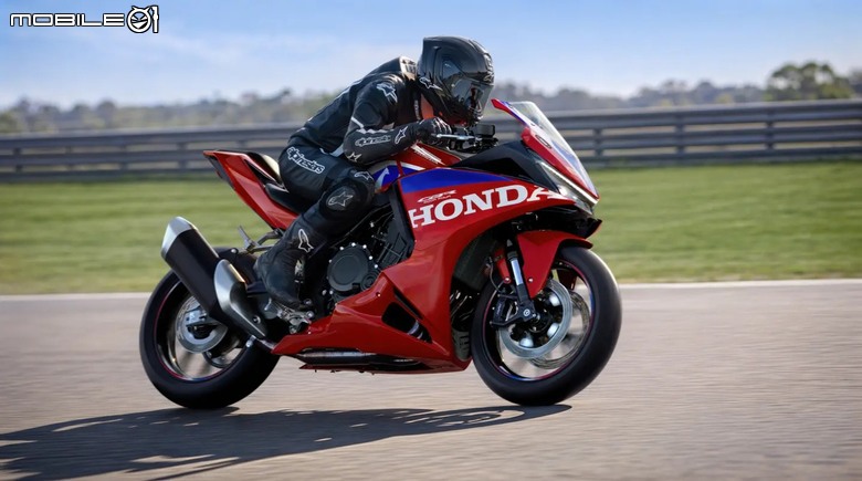 點我看大圖 本田發表 2027 年式雙四缸仿賽陣容,CBR500R FOUR 配備 E-Clutch 登場,CBR600RR 戰力同步升級