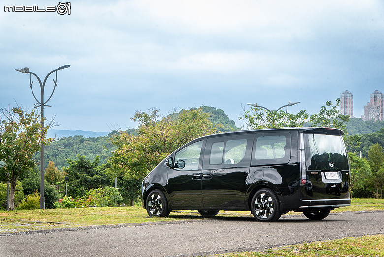 Hyundai 小改款 Staria CEO 試駕｜油電上身，舒適升級、節能添利！