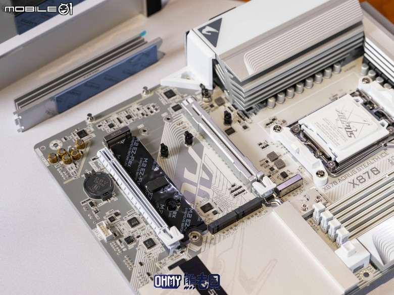 遲來的背插主機板體驗!技嘉 X870 AORUS STEALTH ICE