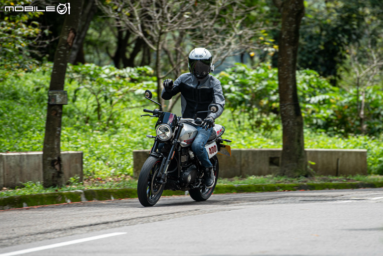 點我看大圖 Triumph Tracker 400 試駕|賽事基因入都會,滑胎英姿傲群雄