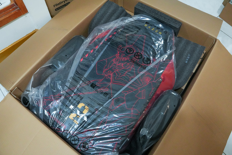 RAZER 雷蛇 Iskur V2 X EVA-02 Edition 開箱 - 當信仰遇到信仰