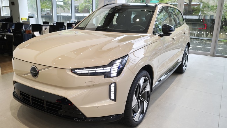 在最危險的天、開著最安全的車、聽著最棒的音響 - Volvo EX90 Ultra 六人座賞車 & Plus版試駕 (含音響試聽影片分享)
