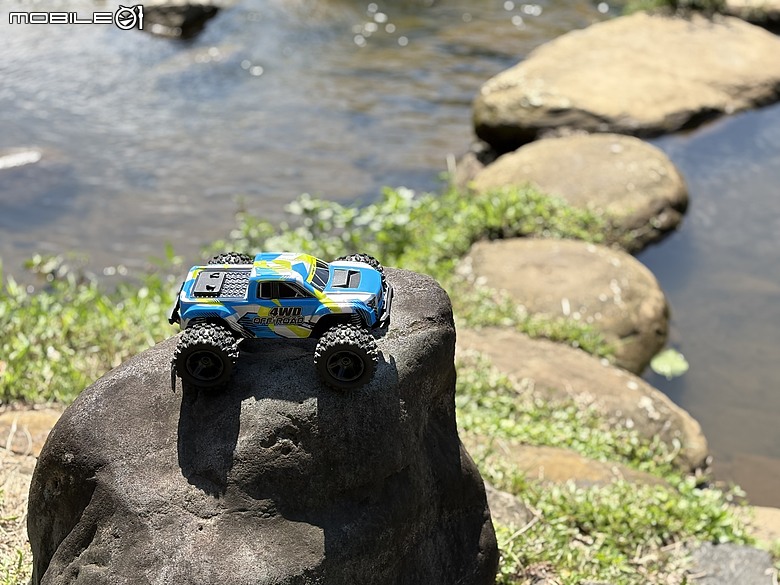 MJX Hyper Go 18208 開箱心得:1/18 四驅越野遙控車,兩套車殼、兩顆電池的入門款