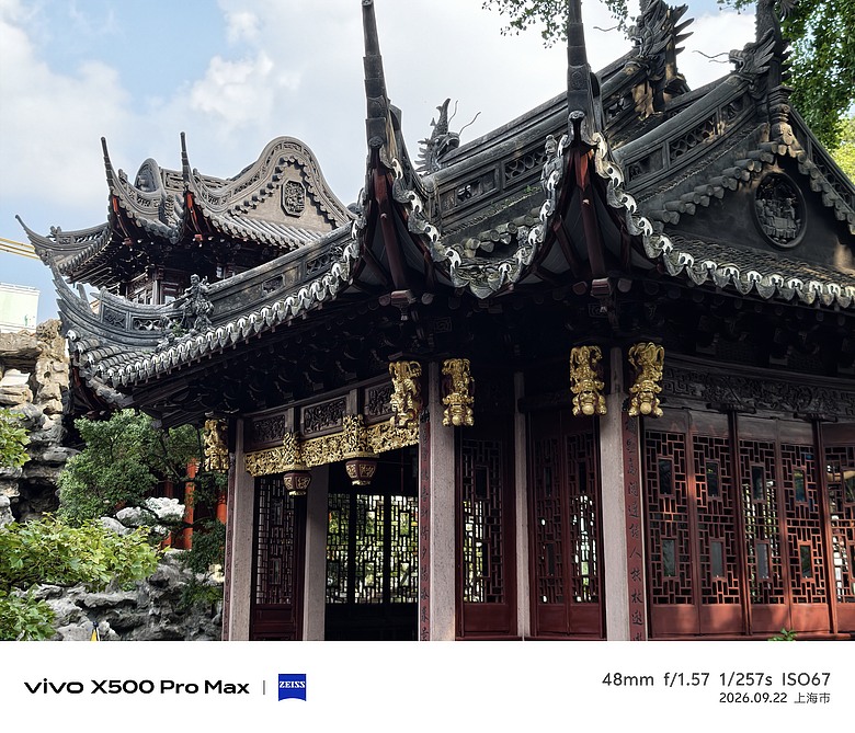 點我看大圖 vivo X500 Pro Max 上海實拍、跑分體驗|LOFIC 主鏡頭 + APO 長焦,影像實力搶先看!
