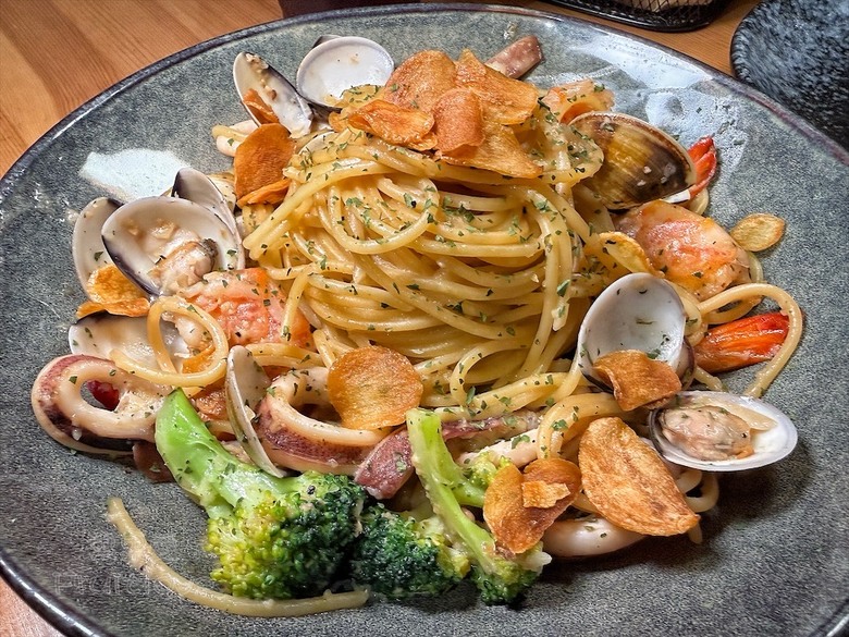 逢甲巷弄深夜微醺食堂,義大利麵份量多又好吃,八種口味可以挑選
