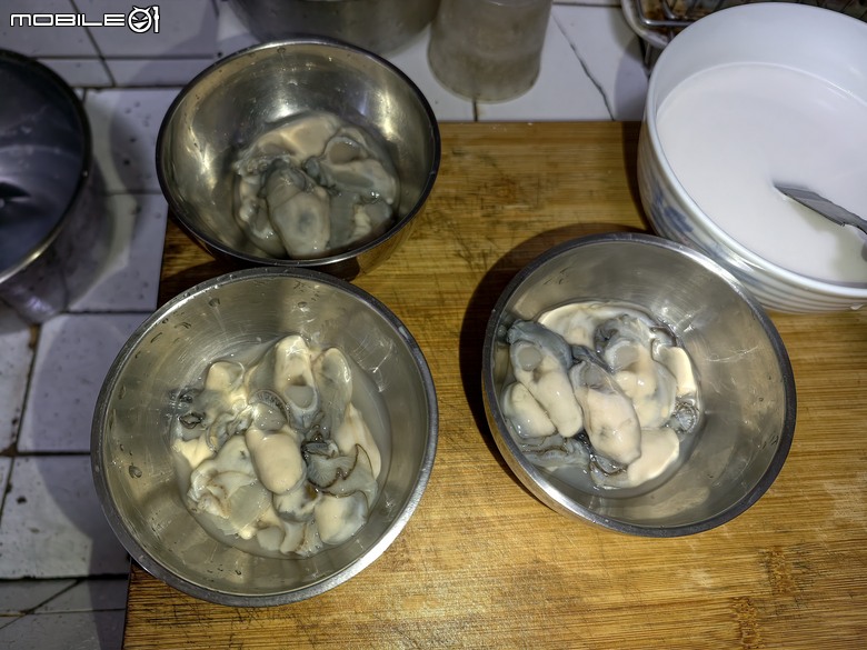 蚵仔煎試作，因為颱風天的菜市場，海鮮大抛售