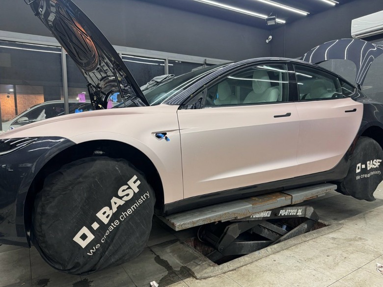 [分享] 嘉義汽車包膜分享｜Model 3 改色包膜｜BASF 緞面粉紅改色犀牛皮
