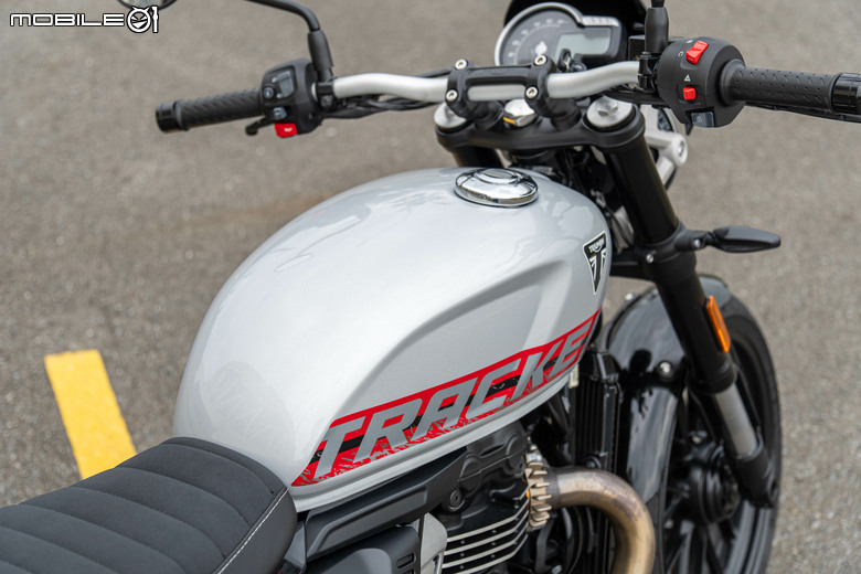點我看大圖 Triumph Tracker 400 試駕|賽事基因入都會,滑胎英姿傲群雄