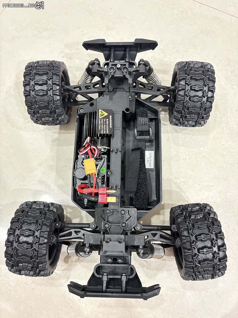 MJX Hyper Go 18208 開箱心得:1/18 四驅越野遙控車,兩套車殼、兩顆電池的入門款
