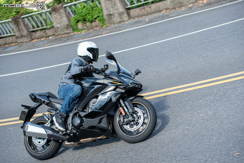 KAWASAKI NINJA 1100 SX 試駕｜承忍道滿熱血，馭長途見從容
