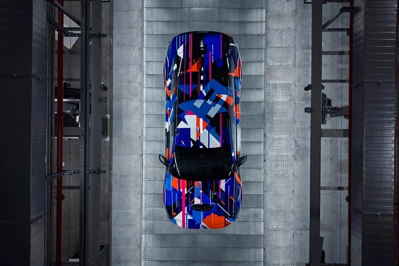 BMW M第100萬輛量產車下線,M3 EV偽裝原型車同步曝光