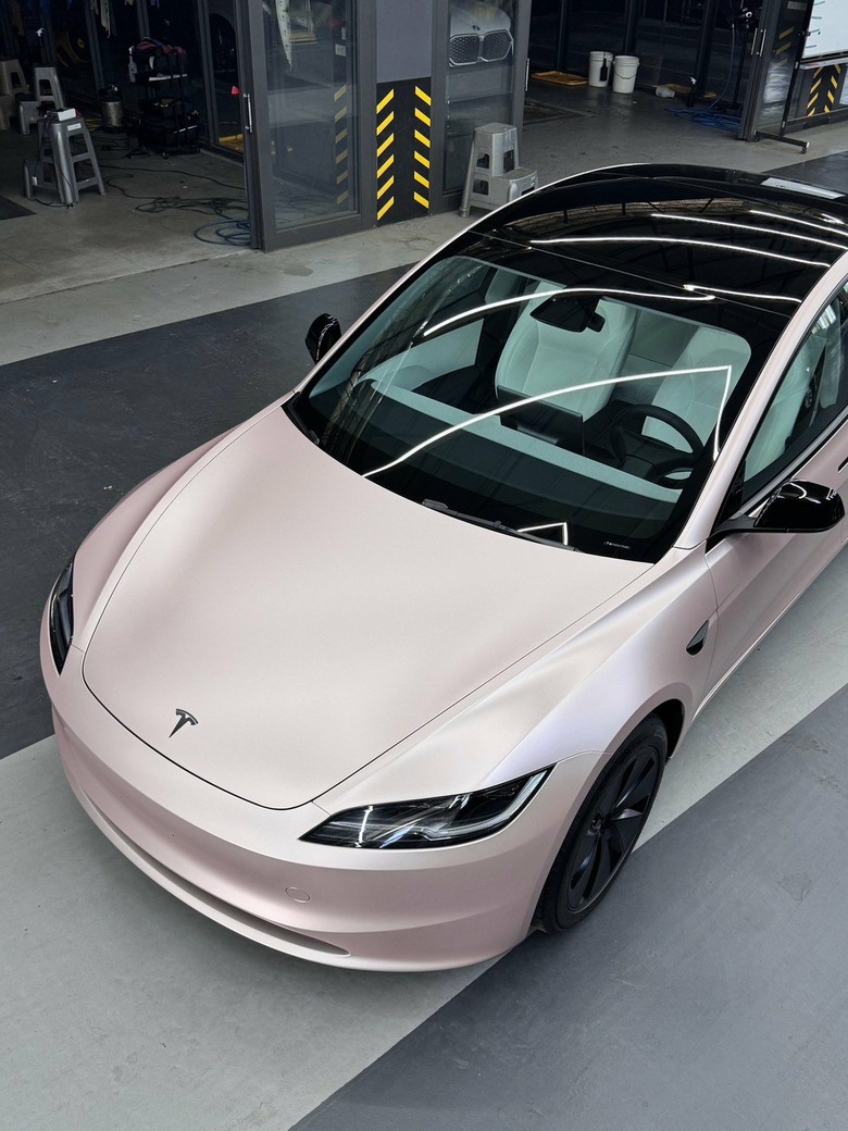 [分享] 嘉義汽車包膜分享｜Model 3 改色包膜｜BASF 緞面粉紅改色犀牛皮