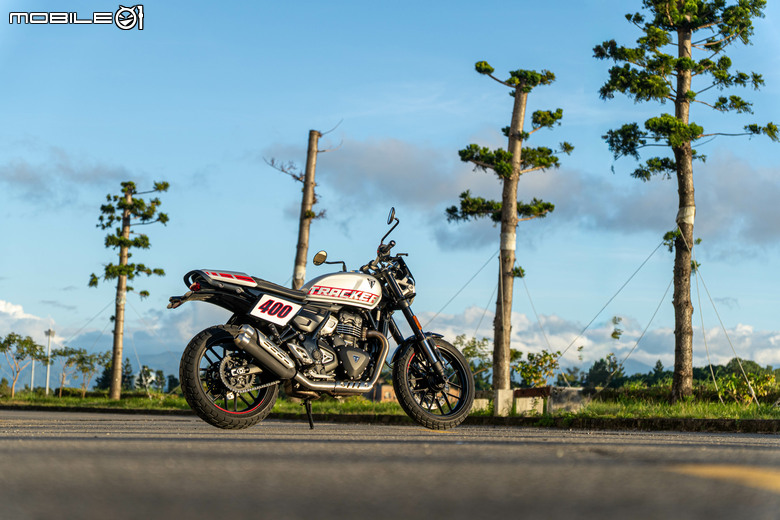 點我看大圖 Triumph Tracker 400 試駕|賽事基因入都會,滑胎英姿傲群雄