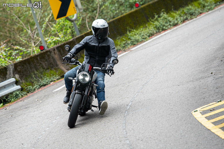 點我看大圖 Triumph Tracker 400 試駕|賽事基因入都會,滑胎英姿傲群雄